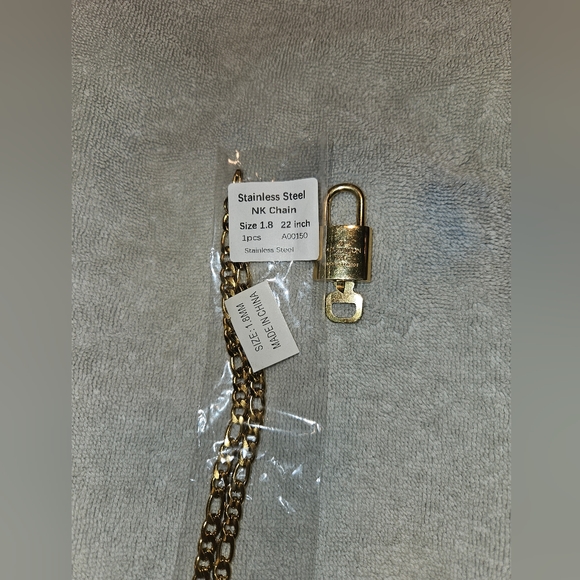 AUTHENTIC LOUIS VUITTON NEW LOCK AND KEY, NUMBER 322. AND INCLUDE GOLD P. CHAIN - Picture 13 of 13